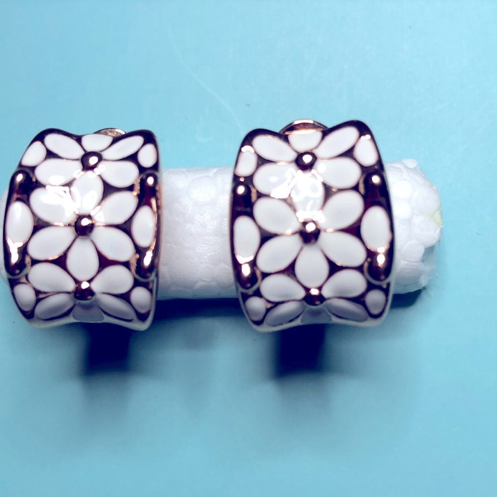 NWT 🌼WHITE DAISY🌼 EARRING GOLD PLATED